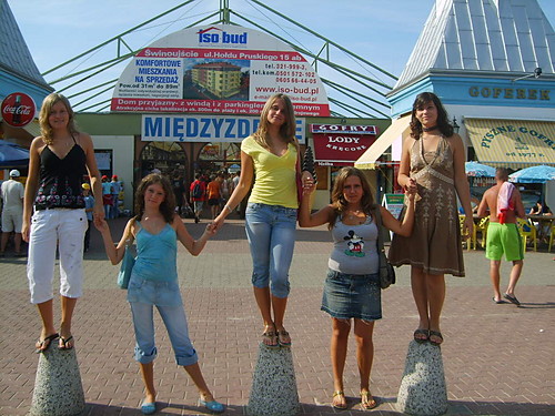 Ellloooooo...>:):)