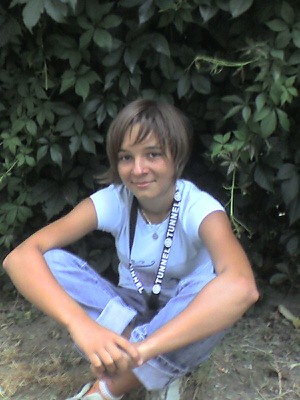 Beata :p w krzakach (robi kupe) 