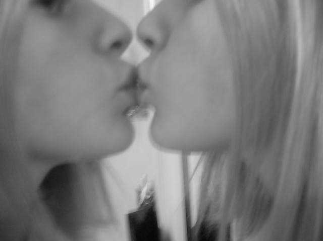KISSS;**************************