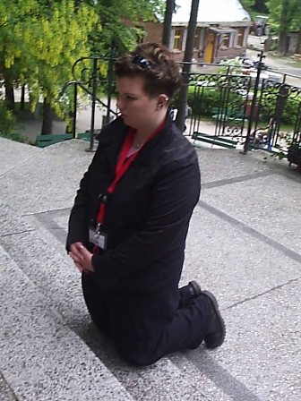 >>na kolanach modl si