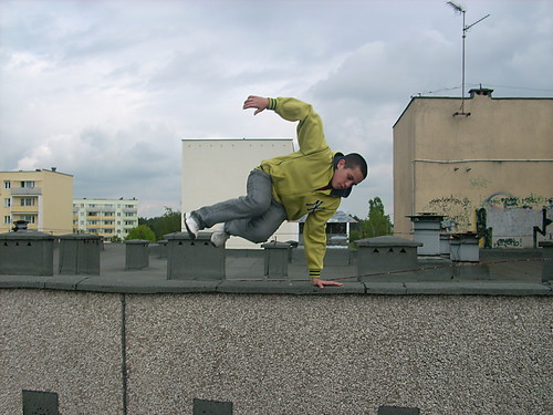 ONE HANDED VAULT