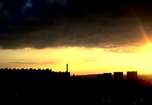 Czarne chmury nad miastem...