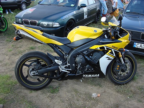 YAMAHA R1