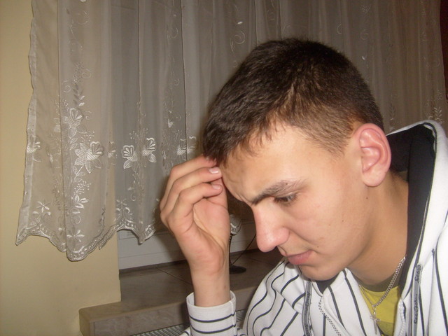 Zy Chlopiec zamylony :p