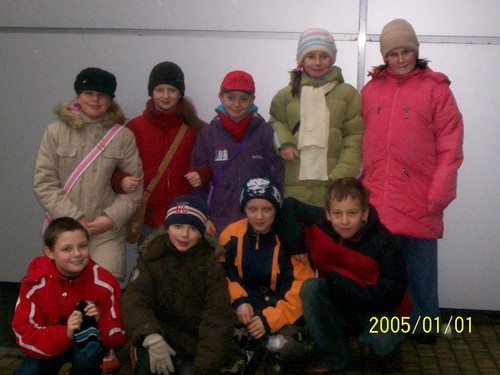 przed kinem z ,,klas''