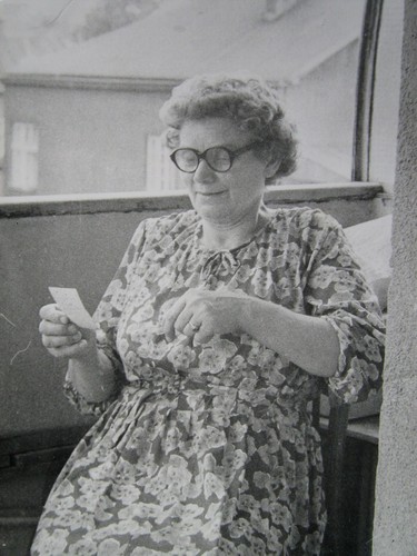 Babcia:*
