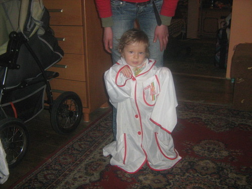 Brat w stroju z polomarketu
