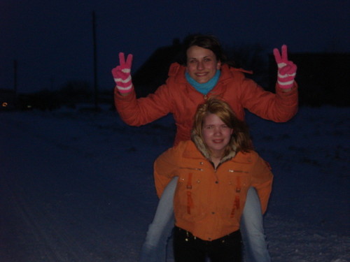 Podwrkowe zabawy na niegu=)