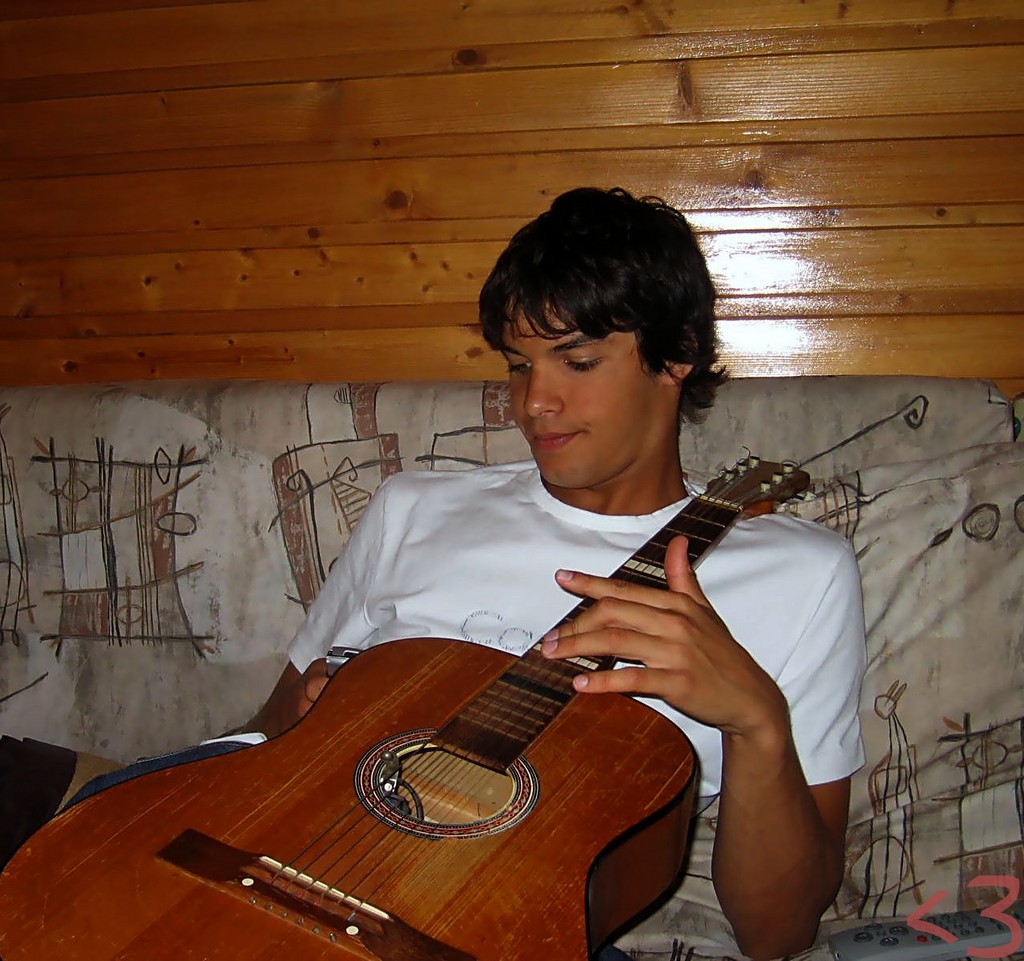 Chopak z gitar...