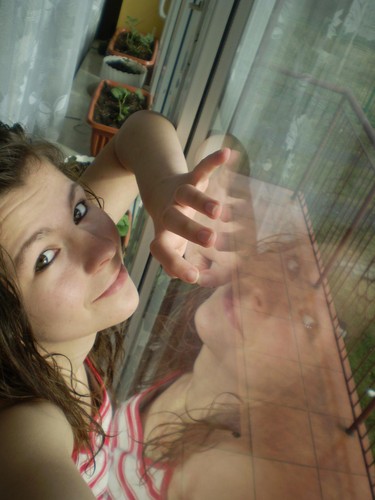 Przy oknie. xD Z mokr gow.!:D