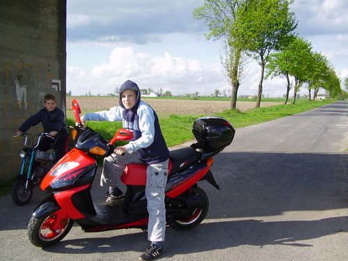 Na motorkach