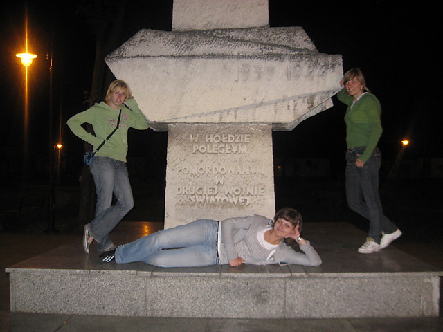 ywy pomnik (to my)  ;P