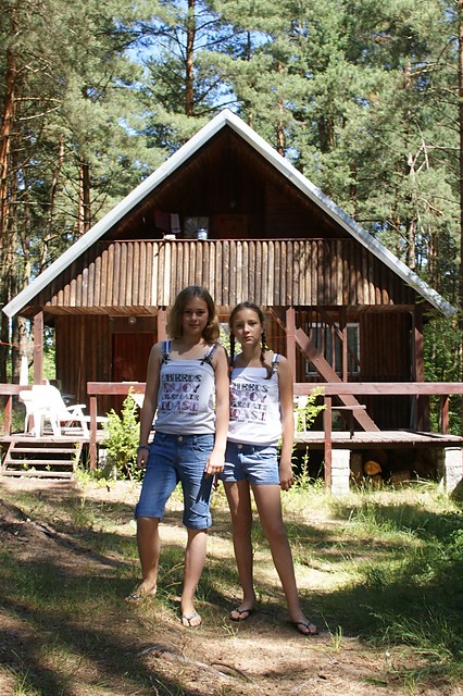 Przed domkiem na Mazurach