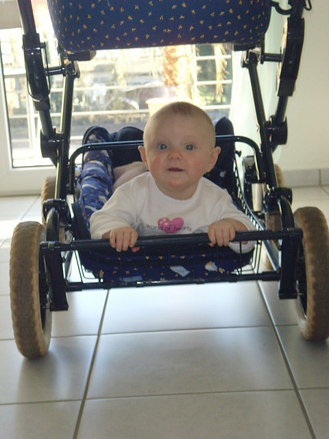 Collien unter dem Kinderwagen