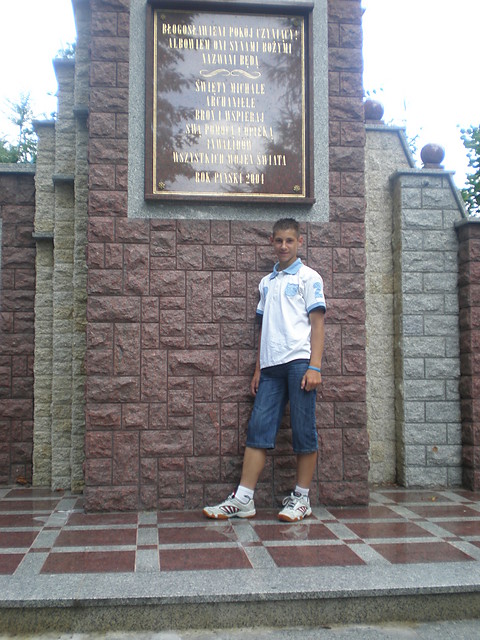 Pod jakims tam pomnikiem:))