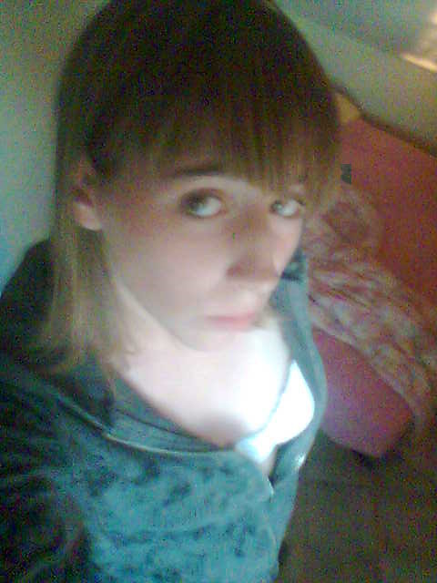 w bluzie i staniczku