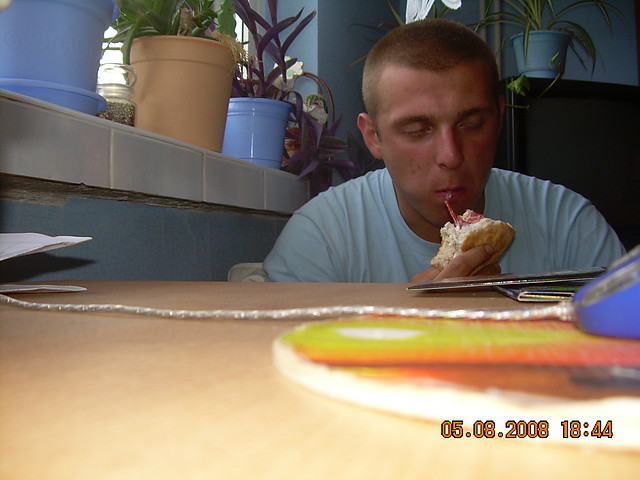 swinia klapa wpieprza bulke :D