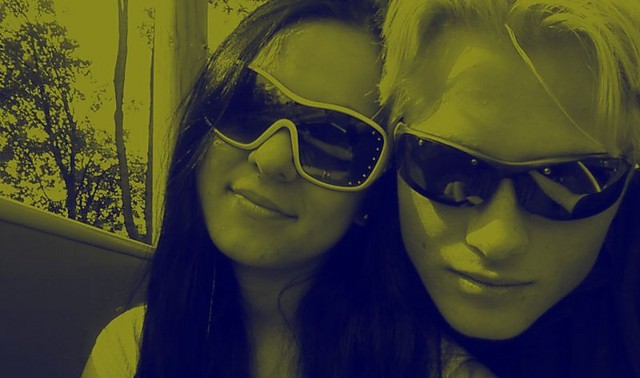 On zimny,Ona gorca 