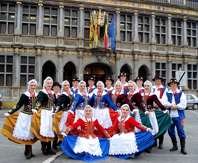 Folklorystycznie.