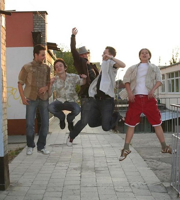 EVERYBODY DANCE