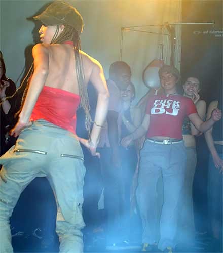 ^^ Shake that thing miss!:)