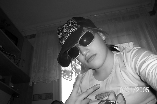 w czapce;]