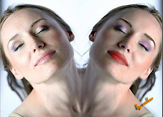 w lustrze