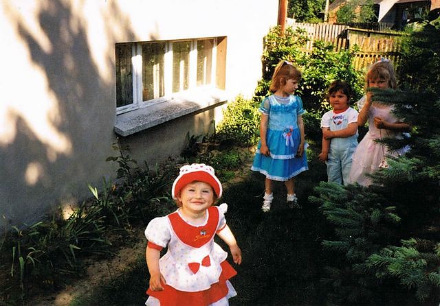 w czerwieni.