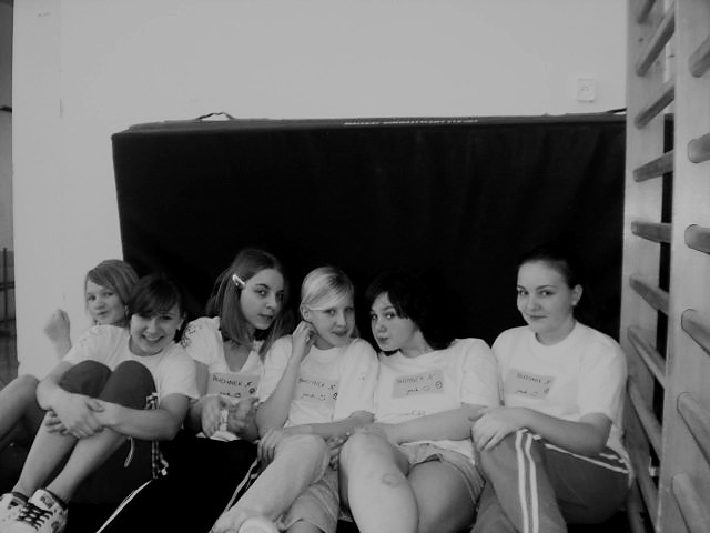 z nimi ;**