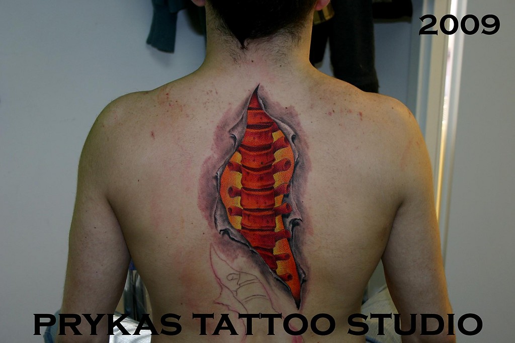 krgosup tatua na plecach