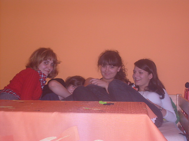 z dziewczynkami;**