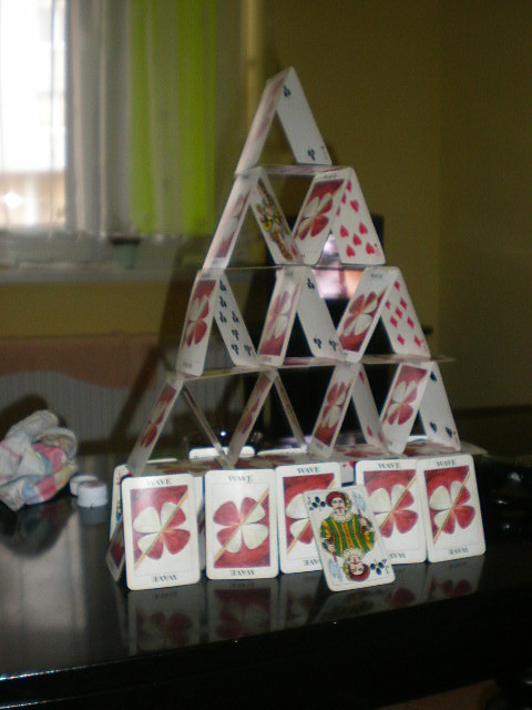 Piramida z kart ; >