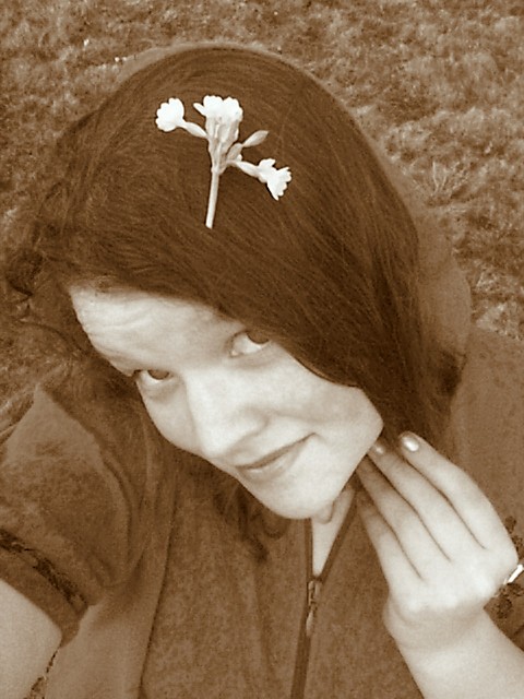 Kwiaty we wlosach potarga wiatr