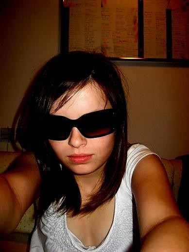 Biaa bluzka, ciemne okulary i..