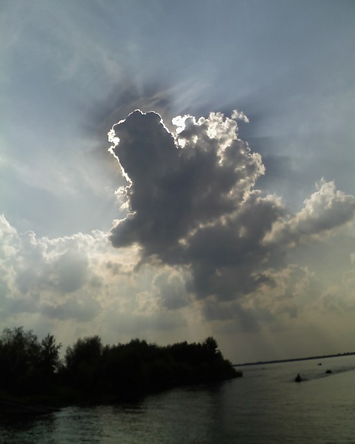 chmura nad jeziorem ... :)