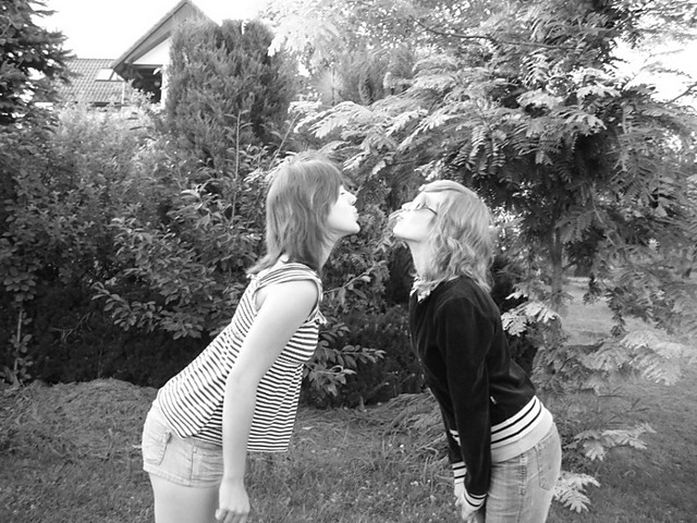 kiss .