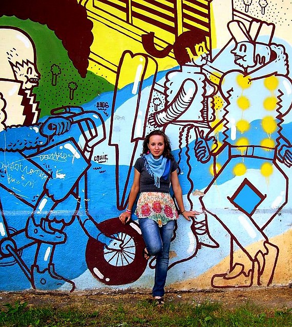 Ja i wietne graffiti w tle