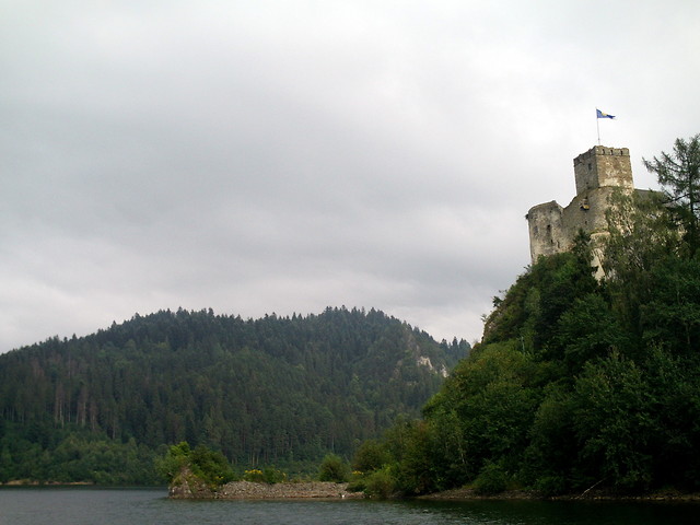 Zamek w Niedzicy, nad jeziorem