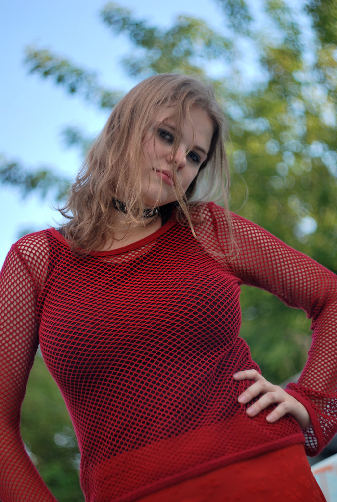 Blondynka w czerwonym