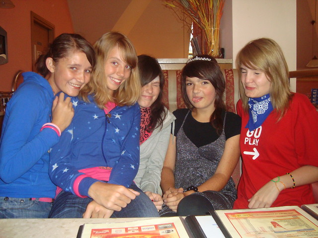z nimi ;***