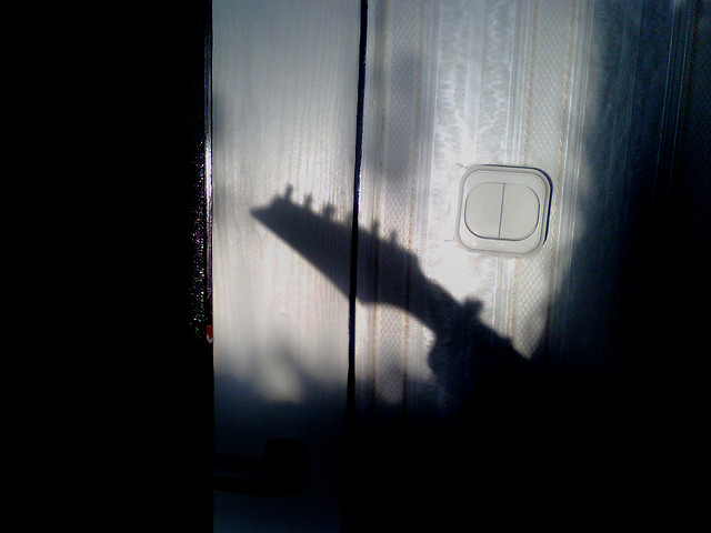 Gitara, ciania i drzwi