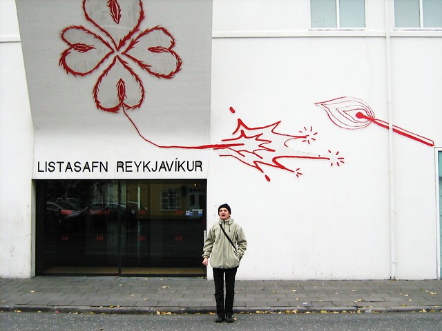 przed wejsciem sal widowiskow