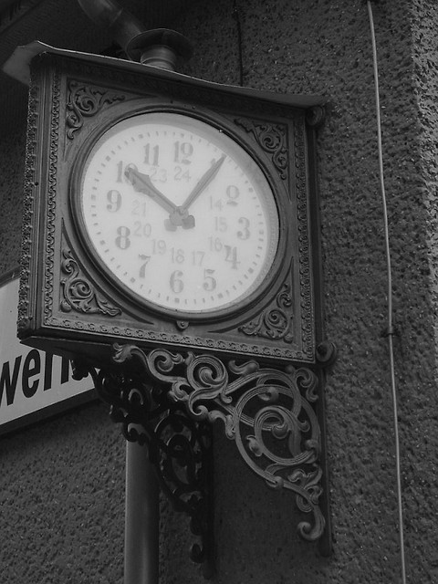 die Uhr.