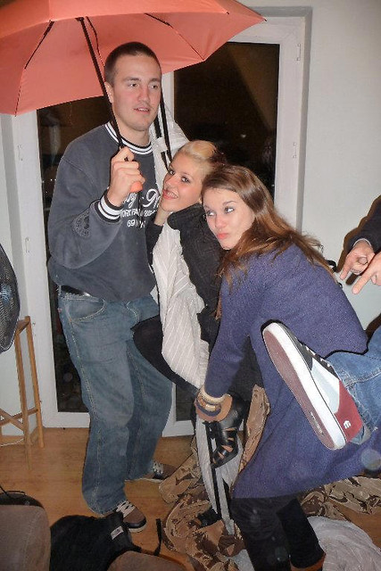 taniec na rurze od karnisza^^