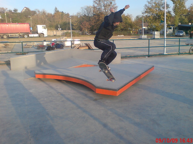 ollie na skejt parku