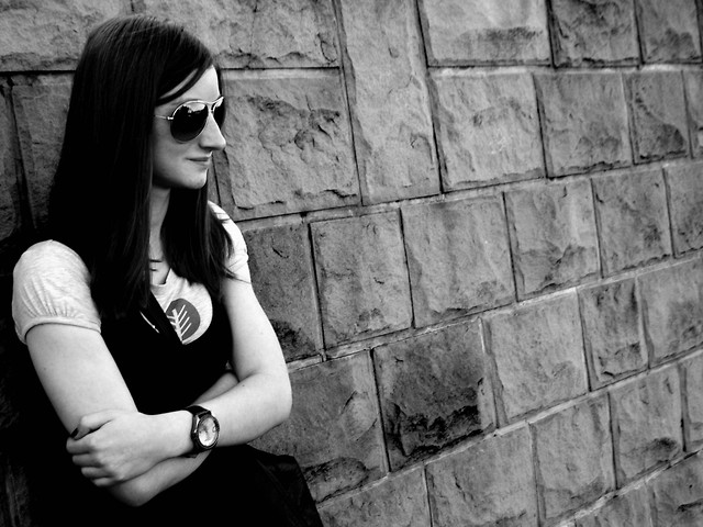przyparta do muru. 