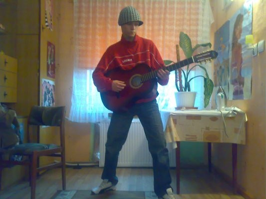 Chopiec z gitara haha xD.