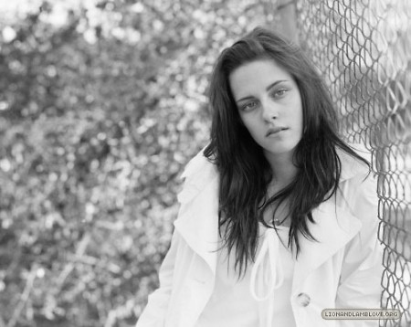 Kristen . ; - ** / j . < 3 