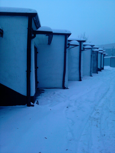 Szeregowo.