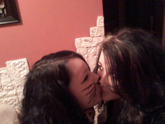 Mrauu ; **